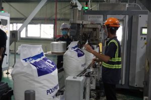 Người lao động đóng gói sản phẩm sợi tại Nhà máy sản xuất Polypropylene (Công ty TNHH Hóa chất Hyosung Vina).