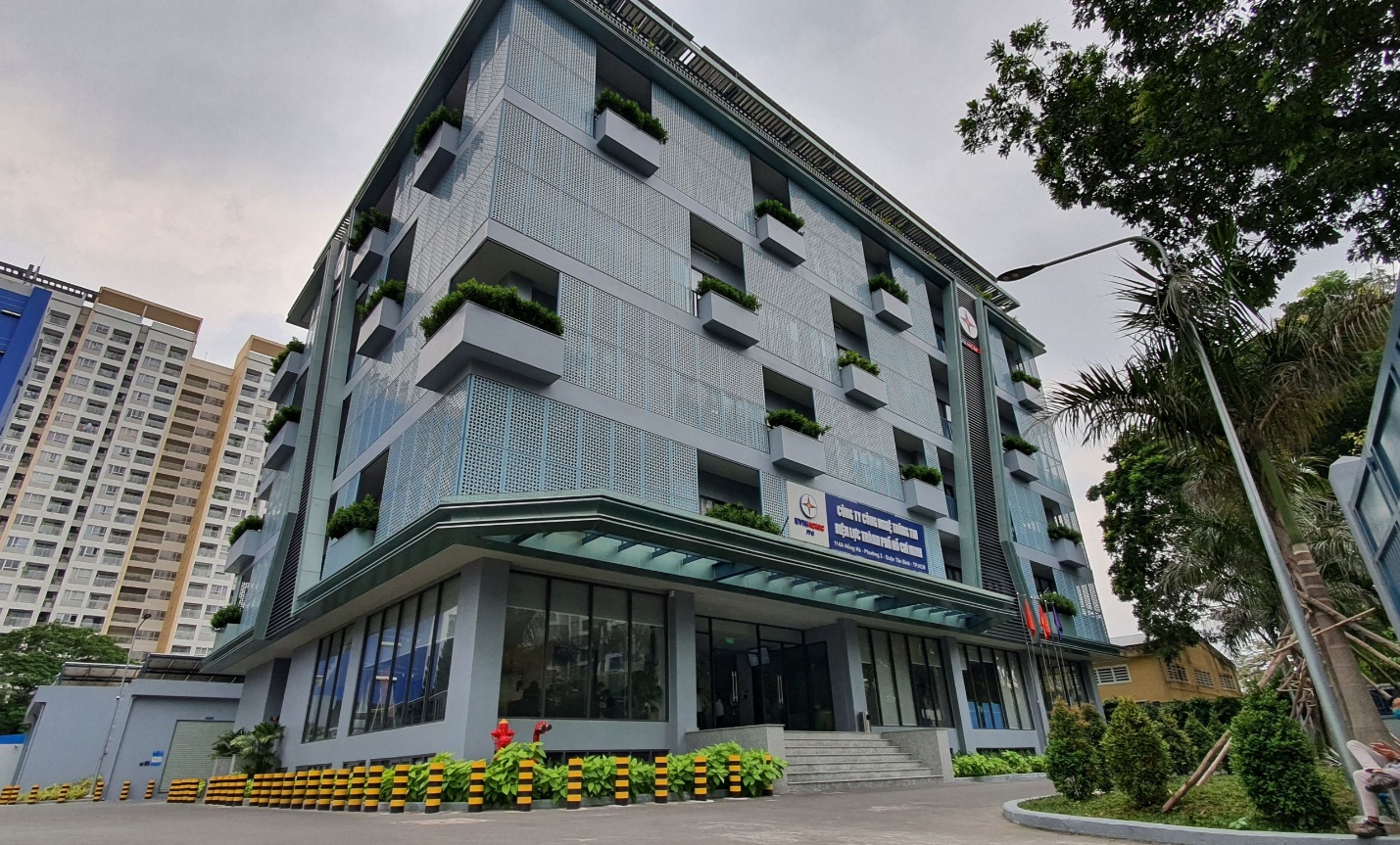 A picture containing outdoor, building

Description automatically generated