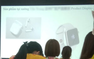 Công nhân được đào tạo để sản xuất Apple Watch Series 3 trong một nhà máy ở Việt Nam
