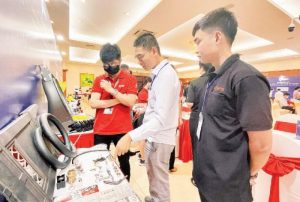Đại diện nhà mua hàng và doanh nghiệp cung ứng trao đổi tại sự kiện Hội nghị tìm kiếm nhà cung cấp công nghiệp hỗ trợ năm 2022.