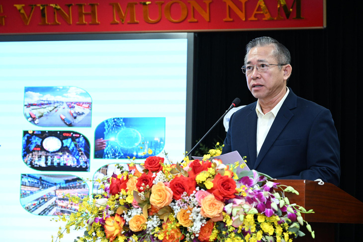 Ông Phạm Văn Tài cho biết lĩnh vực kinh doanh ô tô và ngành sản xuất công nghiệp cơ khí đều có doanh thu giảm - Ảnh: N.KH.