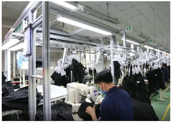 A person working in a factory
AI-generated content may be incorrect.
